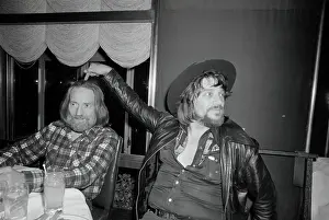 Waylon Jennings zeigt auf Willie Nelson.